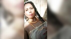 Грудастая индийская порнозвезда Маллу демонстрирует свои трусики в бассейне 1 минута 00 сек