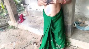 印度摩洛伊斯兰解放阵线带有大胸部，屁股在户外照片中炫耀她的资产 0 敏 0 sec