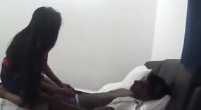 Desi bhabhi ' s zelfgemaakte seks tape is een must-watch 3 min 00 sec
