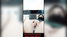 Desi's intensive Anal-Masturbationssitzung mit einem muskulösen Partner 2 min 00 s