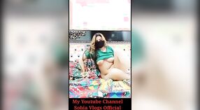 Desi intensa sessão de masturbação Anal com um Parceiro musculoso 5 minuto 00 SEC