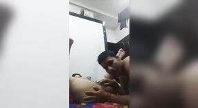 Namiętny seks indyjskiej pary na kamery MMS 1 / min 40 sec