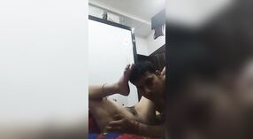 Namiętny seks indyjskiej pary na kamery MMS 2 / min 00 sec