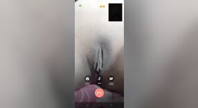 Pacar dengan payudara besar dan vagina meraba selama panggilan video 3 min 00 sec