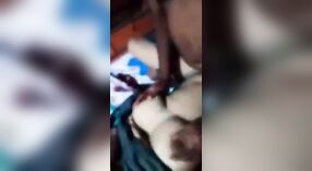 Горничная Дези трахается с возбужденным зрелым мужчиной на глазах у ее жены в ХХХ видео 1 минута 00 сек