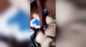 Desi meid gets pounded door geil rijpere man in voorzijde van haar vrouw in XXX video 1 min 10 sec