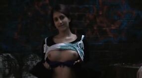 Indiano porno star sesso all'aperto si trasforma in un disordinato sessione di pipì 2 min 00 sec