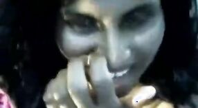 Desi Sari Peitos grandes obter a atenção que merecem neste webcam strip vídeo 1 minuto 20 SEC