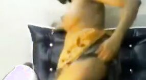 দেশি শাড়ির বড় boobs এই ওয়েবক্যাম স্ট্রিপ ভিডিওতে তাদের প্রাপ্য মনোযোগ পান 3 মিন 50 সেকেন্ড