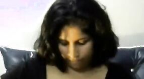 Desi Sari Peitos grandes obter a atenção que merecem neste webcam strip vídeo 4 minuto 50 SEC