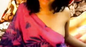 Desi Sari Peitos grandes obter a atenção que merecem neste webcam strip vídeo 6 minuto 20 SEC