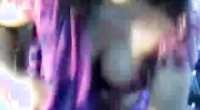 Desi Saris große Brüste bekommen in diesem Webcam-Strip-Video die Aufmerksamkeit, die sie verdienen 0 min 0 s