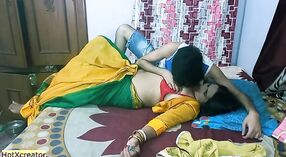 Indyjski krok-siostrzeniec cieszy się gorącą i parną sesją ze swoją doświadczoną ciocią 5 / min 00 sec