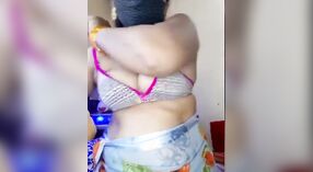 Desi Bhabhi脱衣舞，在现场凸轮上炫耀她的大胸部和性感的身体 1 敏 40 sec