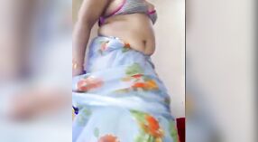 Desi Bhabhi脱衣舞，在现场凸轮上炫耀她的大胸部和性感的身体 1 敏 50 sec