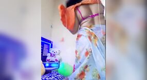 Desi Bhabhi脱衣舞，在现场凸轮上炫耀她的大胸部和性感的身体 2 敏 10 sec