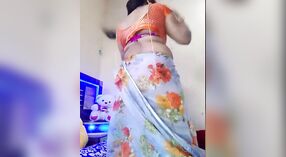 Desi Bhabhi脱衣舞，在现场凸轮上炫耀她的大胸部和性感的身体 2 敏 30 sec