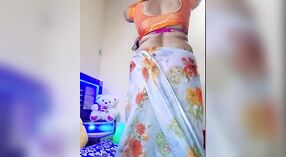 Desi Bhabhi脱衣舞，在现场凸轮上炫耀她的大胸部和性感的身体 2 敏 40 sec