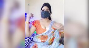 Desi Bhabhi脱衣舞，在现场凸轮上炫耀她的大胸部和性感的身体 3 敏 10 sec