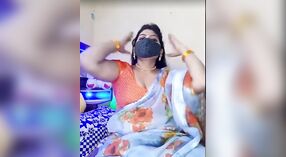 Desi Bhabhi脱衣舞，在现场凸轮上炫耀她的大胸部和性感的身体 3 敏 20 sec