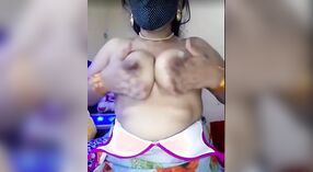 Desi Bhabhi脱衣舞，在现场凸轮上炫耀她的大胸部和性感的身体 0 敏 30 sec