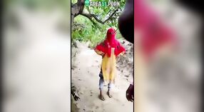 Desi-Liebhaber im Wald erwischt, die eine affäre im outdoor-mms-video haben 0 min 0 s