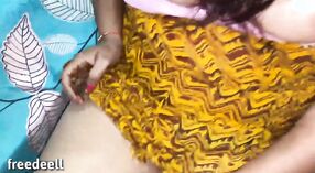 দেশি গাই একটি পীনস্তনী মেয়েটিকে পর্ন দেখছে এবং তাকে একটি বিশেষ চিকিত্সা সরবরাহ করে 1 মিন 50 সেকেন্ড