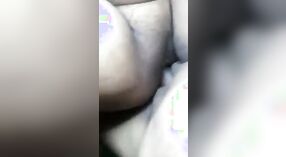 Desi bebê recebe molhado e selvagem com hubby's duro martelando 1 minuto 30 SEC