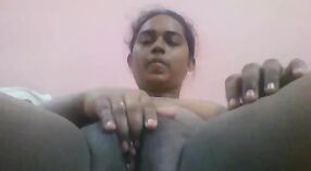 Indische MMS-sexshow zeigt eine kurvige Muschi, die freigelegt wird 10 min 30 s