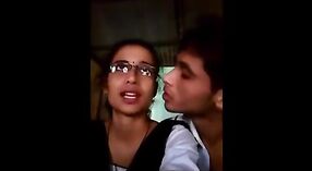 Pasangan perguruan tinggi India melakukan hubungan seks yang penuh gairah di kelas dan kemudian beralih ke seks bertiga yang beruap 1 min 20 sec