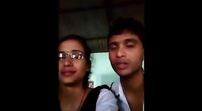Pasangan perguruan tinggi India melakukan hubungan seks yang penuh gairah di kelas dan kemudian beralih ke seks bertiga yang beruap 1 min 40 sec