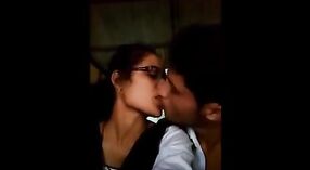 印度大学夫妇在课堂上充满激情的性爱，然后进入一个热气腾腾的三人组 0 敏 50 sec