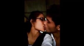 Pasangan perguruan tinggi India melakukan hubungan seks yang penuh gairah di kelas dan kemudian beralih ke seks bertiga yang beruap 1 min 00 sec