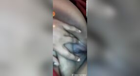 Bangla Sexgöttin zeigt Ihre großen Brüste vor der Kamera 2 min 00 s