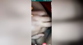 बांगला सेक्स देवी तिच्या मोठ्या स्तनांना कॅमेर्‍यावर फडफडते 2 मिन 20 सेकंद