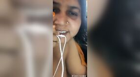 Bangla Sexgöttin zeigt Ihre großen Brüste vor der Kamera 3 min 40 s