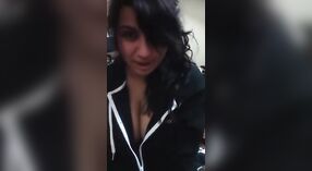 Een steamy Indiase seks video featuring een rondborstige kantoor worker en haar collega zich overgeeft in sommige heet hotel actie 8 min 30 sec