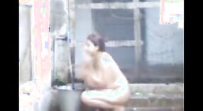 Indischer Sex im Freien mit einer vollbusigen Tante 5 min 20 s
