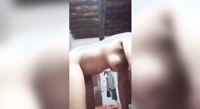 La chatte poilue de Desi girl obtient un strip-tease dans cette vidéo porno en ligne 3 minute 10 sec