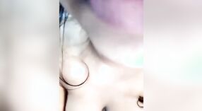 Bangla kaendahan nggodha dheweke dodo lan pus ing video sensual 3 min 40 sec