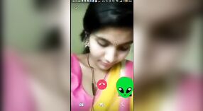 印度女孩的性爱视频以她美丽的乳房和指法为特色 2 敏 50 sec