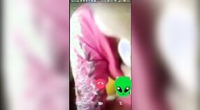 Rapariga indiana Vídeo de sexo com os seus belos seios e dedilhado 1 minuto 00 SEC