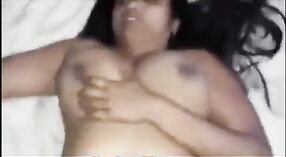 德西·阿波尔瓦（Desi Apoorva）的大胸部引起了他们在这张印度性爱录像带中应得的关注 0 敏 0 sec