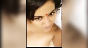 Desi Angel ' s tieten bounce als ze neemt een selfie met haar vriendje 1 min 20 sec