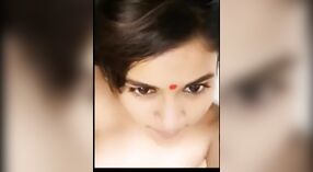 Payudara Desi Angel terpental saat dia berfoto selfie dengan pacarnya 1 min 30 sec