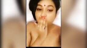 Desi Angel ' s tieten bounce als ze neemt een selfie met haar vriendje 1 min 50 sec