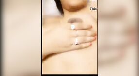 Payudara Desi Angel terpental saat dia berfoto selfie dengan pacarnya 2 min 00 sec