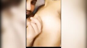 Payudara Desi Angel terpental saat dia berfoto selfie dengan pacarnya 2 min 30 sec