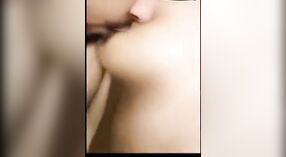 Payudara Desi Angel terpental saat dia berfoto selfie dengan pacarnya 2 min 50 sec