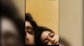 Payudara Desi Angel terpental saat dia berfoto selfie dengan pacarnya 3 min 50 sec